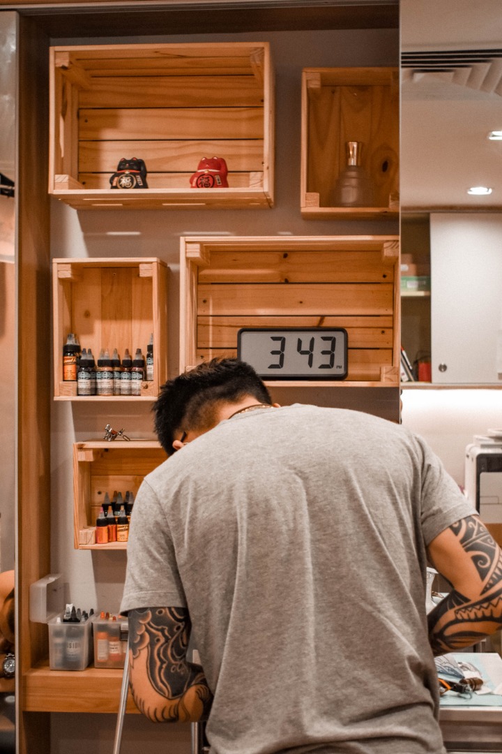 Artist tattooing